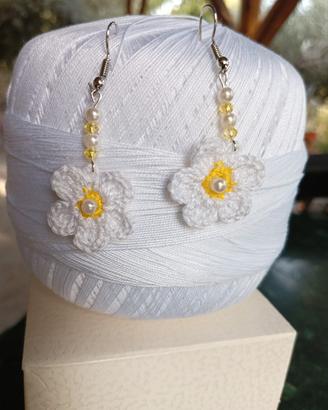 orecchini a fiore bianco e perline