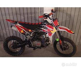 Pit bike KAYO TT125 con grafiche Redbull