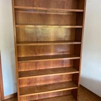 Libreria in legno d'epoca vintage