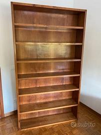 Libreria in legno d'epoca vintage