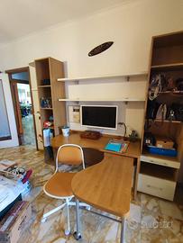 Scrivania con libreria e mensole