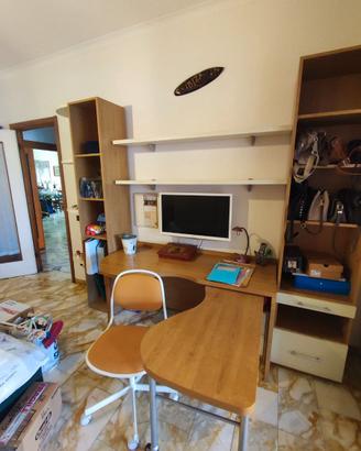 Scrivania con libreria e mensole