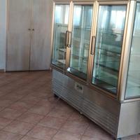 Vetrina espositore refrigerata con ripiani