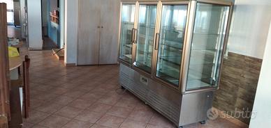 Vetrina espositore refrigerata con ripiani