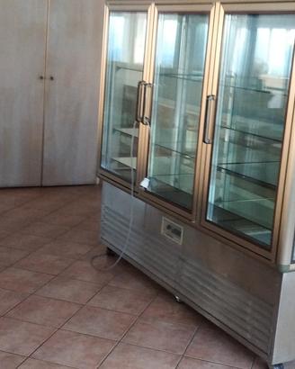 Vetrina espositore refrigerata con ripiani