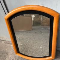 Specchio con cornice in legno