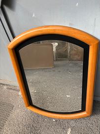 Specchio con cornice in legno