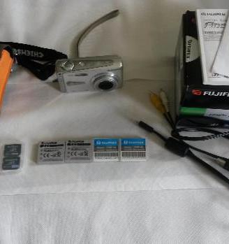 Fuji Finepix F650 (difettosa) e accessori