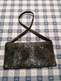 borsa da sera a bustina con tracolla corta