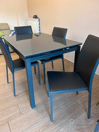 Set tavolo da pranzo con sedie