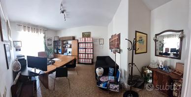 Stanza arredata in studio legale