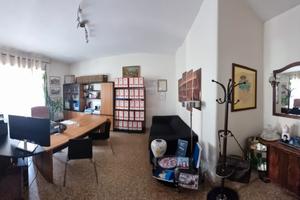 Stanza arredata in studio legale