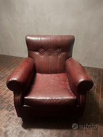 Poltrona vintage bordeaux con braccioli a rullo