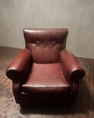 Poltrona vintage bordeaux con braccioli a rullo