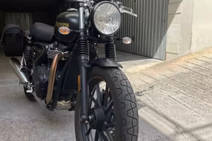 Triumph Steet Twin Gold Line