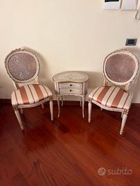 Tavolino a fagiolo con due sedie stile veneziano