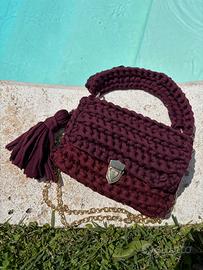 Borsa bordeaux all’uncinetto realizzata a mano