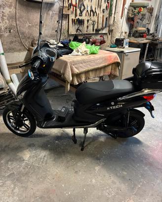 Scoter pedalata assistita