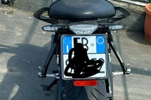 Moto triumph trident 660