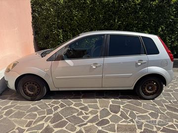 FORD Fiesta 1.4 TDCi 5p. Grigia 2 set da 4 cerchi