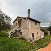 V terreno con fabbricati a matelica (mc)