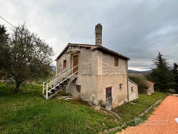 V terreno con fabbricati a matelica (mc)