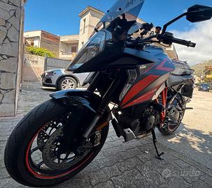 KTM SuperDuke 1290 GT -Leggi-