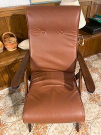 Coppia di poltrone vintage in similpelle marrone.