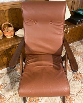 Coppia di poltrone vintage in similpelle marrone.