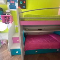 Cameretta con letto a soppalco