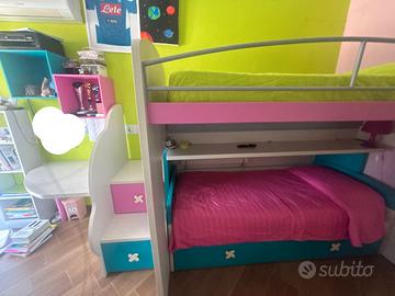 Cameretta con letto a soppalco