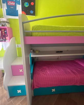 Cameretta con letto a soppalco