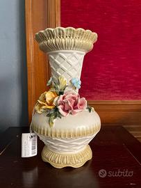 Vaso con fiori a rilievo ceramica Bassano H24
