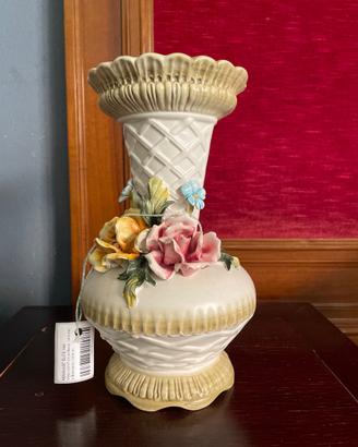 Vaso con fiori a rilievo ceramica Bassano H24