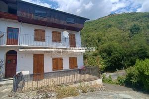 PORZIONE DI CASA LIBERA SU 3 LATI CON GIARDINO PRI