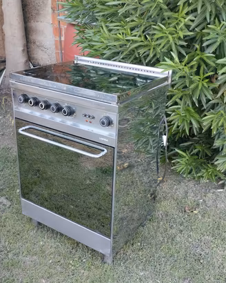 Fornello 4 fuochi con forno elettrico in acciaio