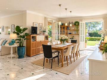 Villa di 210 m² con più di 5 locali e posto auto a