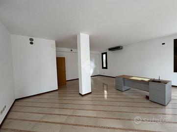 NEGOZIO A MONTEBELLUNA