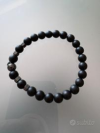 Bracciale nero con dettagli metallo