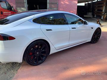 TESLA MOLDEL S