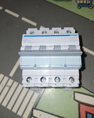 INTERRUTTORE AUTOMATICO TRIFASE