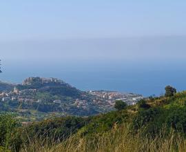 Ampio casale con giardino e vista mare