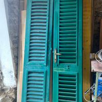 Porta a due ante con relativa persiana