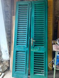 Porta a due ante con relativa persiana