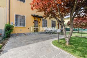 VILLA RISTRUTTURATA A LUCINO