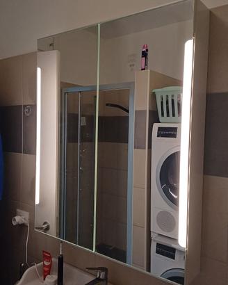 Specchio contenitore ikea con lampade