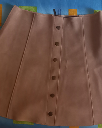 Gonna corta in pelle scamosciata