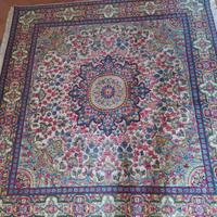 Tappeto annodato a mano 