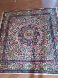 Tappeto annodato a mano 