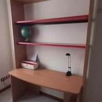 Scrivania con ripiani